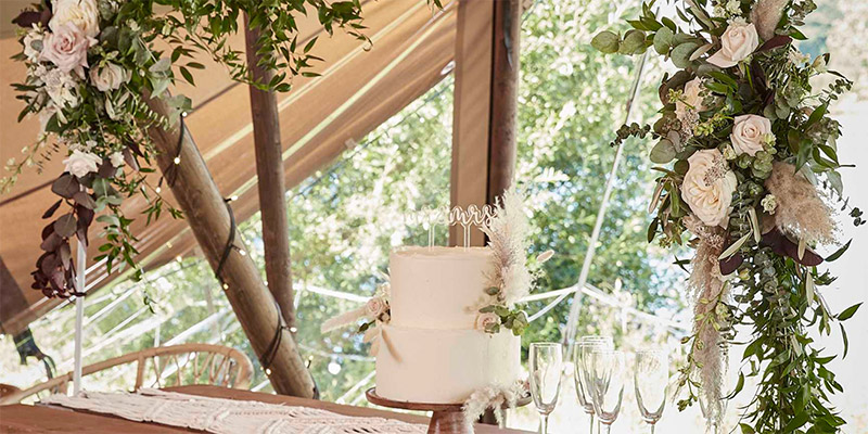Lo sweet table con wedding cake allestito in tema rustico della Collezione Wedding Martha's Cottage