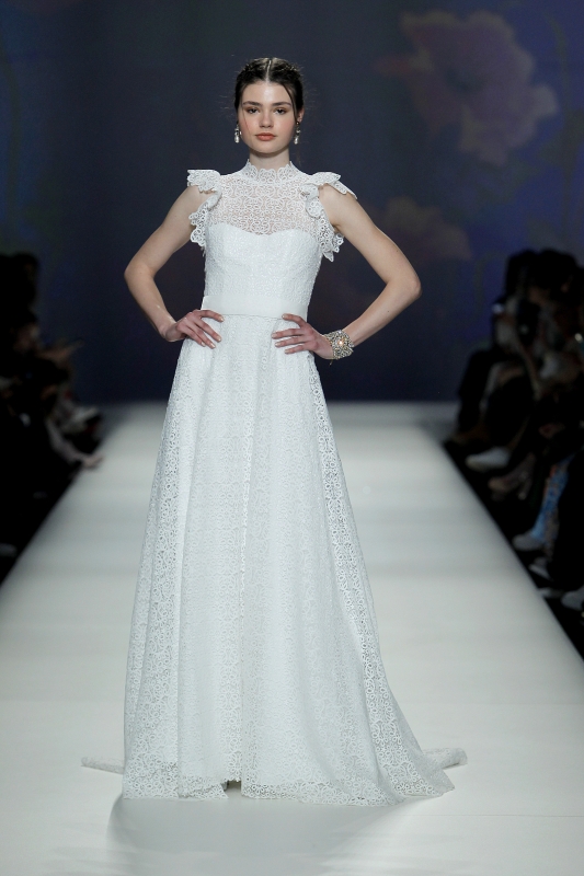 In questa immagine un abito da sposa More 2023 sulla passerella della Barcelona Bridal Fashion Week. 