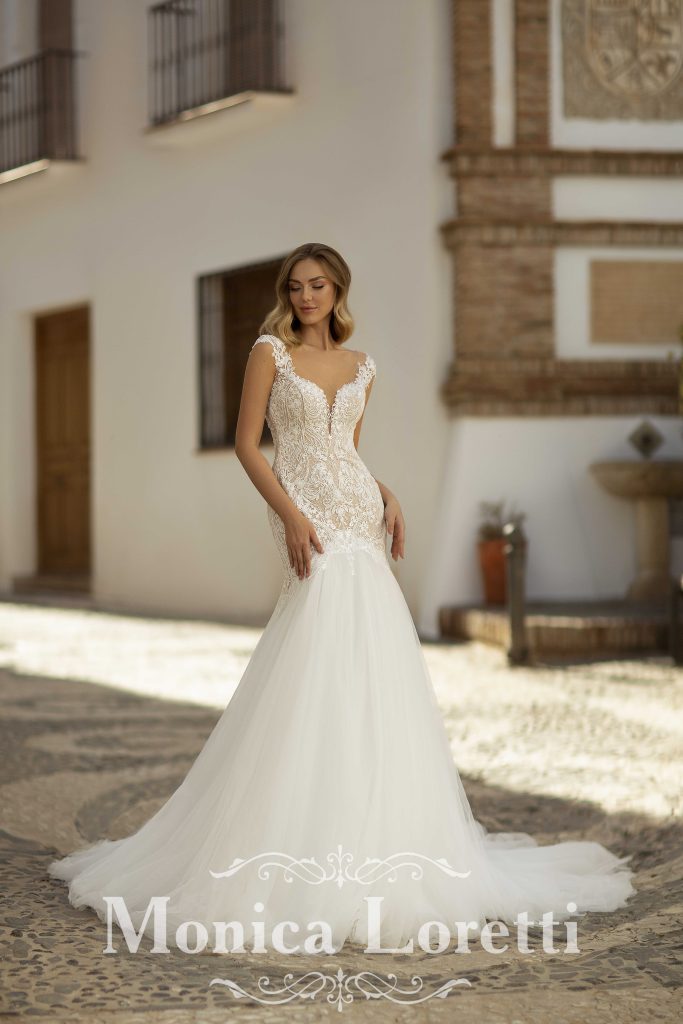 In questa immagine un modello con ricami in pizzo floreale della collezione di abiti da sposa Monica Loretti 2023 