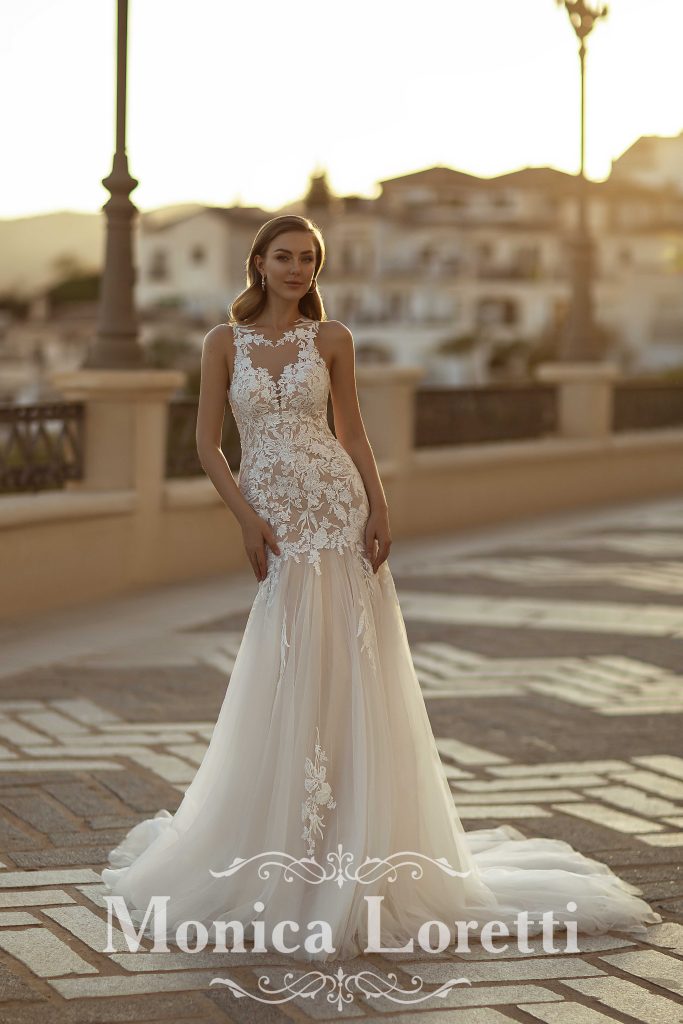 In questa immagine un modello con ricami in pizzo floreale della collezione di abiti da sposa Monica Loretti 2023 