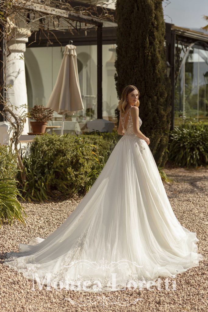 In questa immagine un modello con schiena ricamata della collezione sposa della Maison