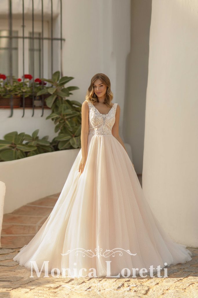 In questa immagine un abito ampio con gonna rosa tenue della nuova collezione sposa della Maison 