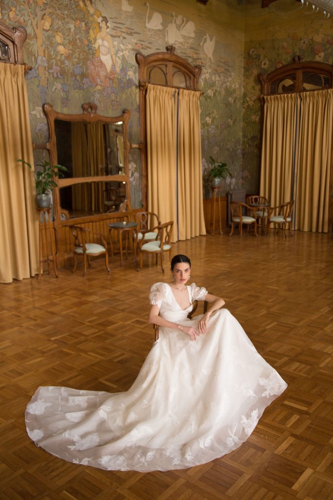 In questa immagine un abito da sposa More 2023 durante lo shooting a Villa Igiea, Palermo