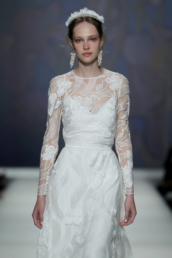 In questa immagine un abito da sposa More 2023 sulla passerella della Barcelona Bridal Fashion Week. 