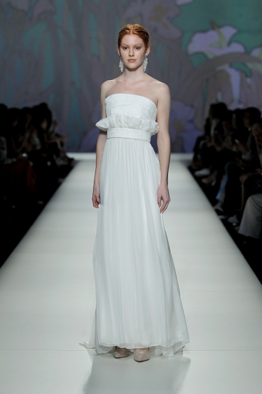 In questa immagine un abito da sposa More 2023 sulla passerella della Barcelona Bridal Fashion Week. 