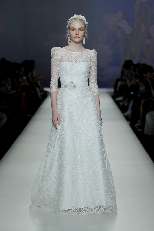 In questa immagine un abito da sposa della fashion designer siciliana. 