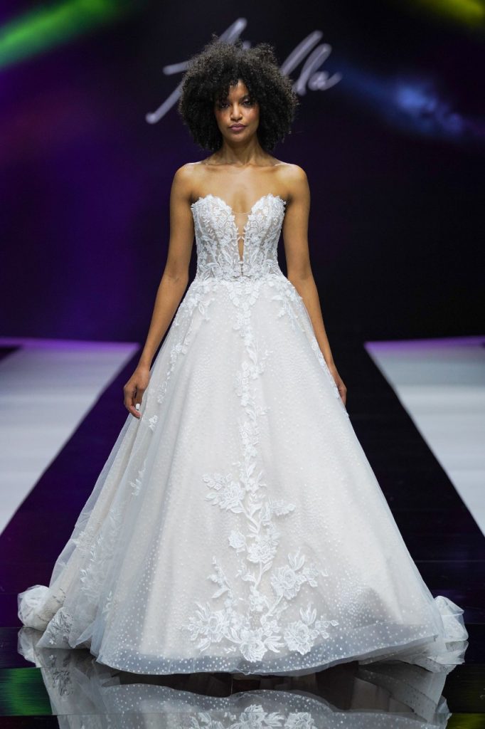 In questa foto la modella indossa un abito da sposa con corsetto e gonna ampia.