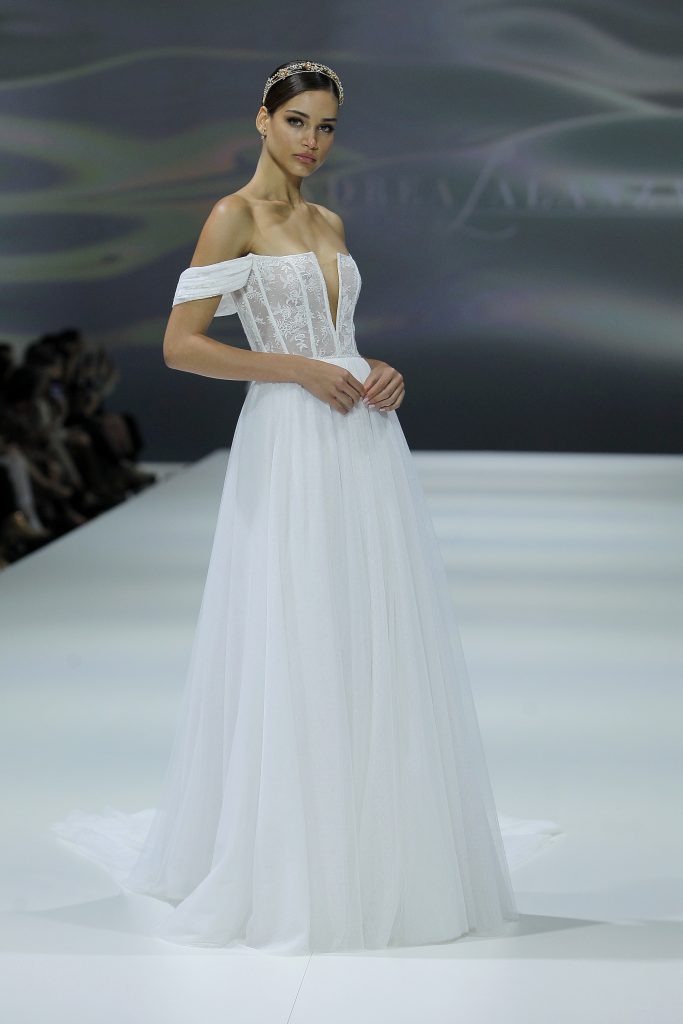 In questa foto la modella indossa un abito da sposa con corpetto di Andrea Lalanza 2023.