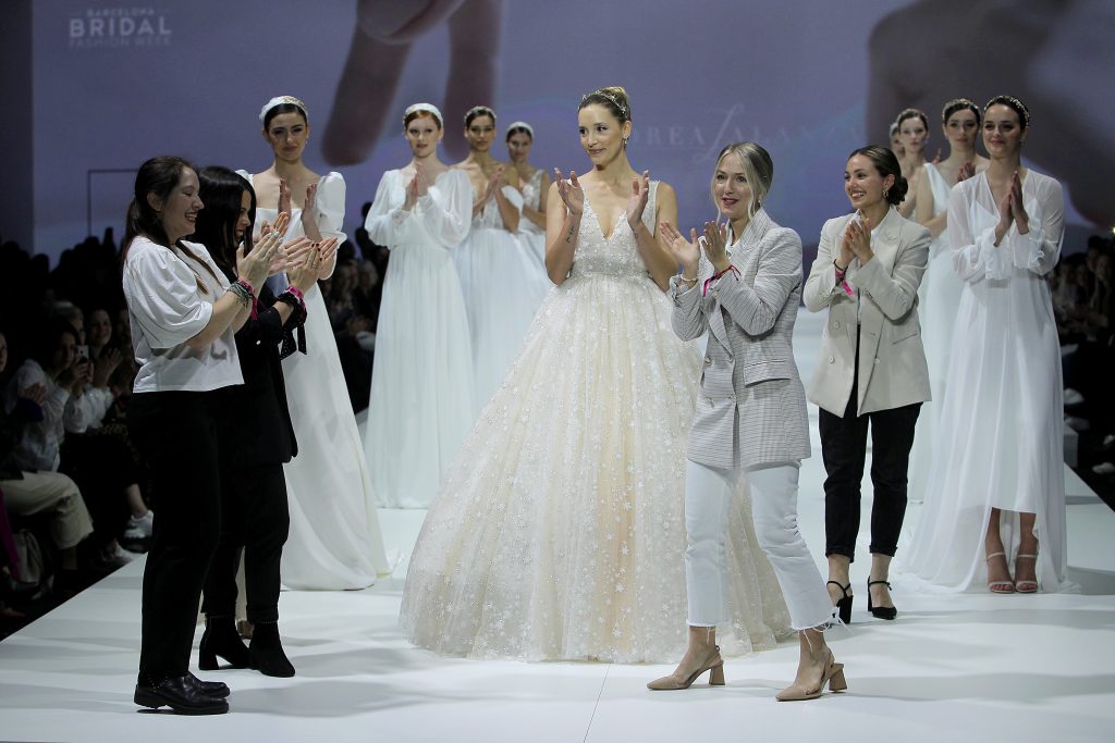 In questa foto la stilista Andrea Lalanza sulla passerella della Barcelona Bridal Fashion  Week.