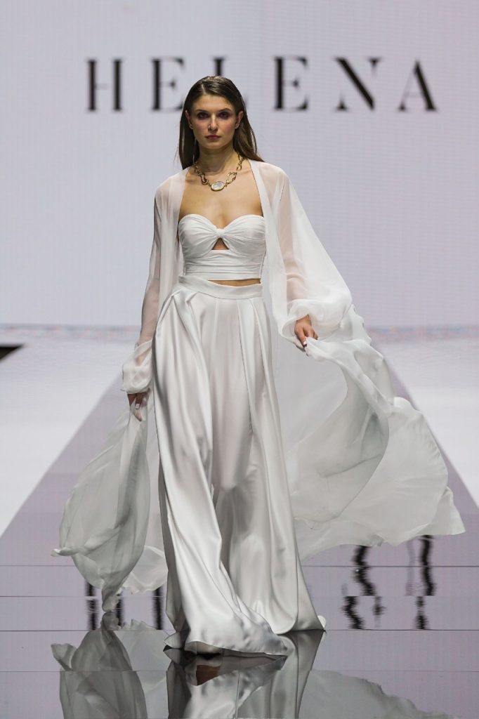 In questa foto la modella indossa un completo da sposa Helena 2023 con corsetto e pantaloni fluidi.