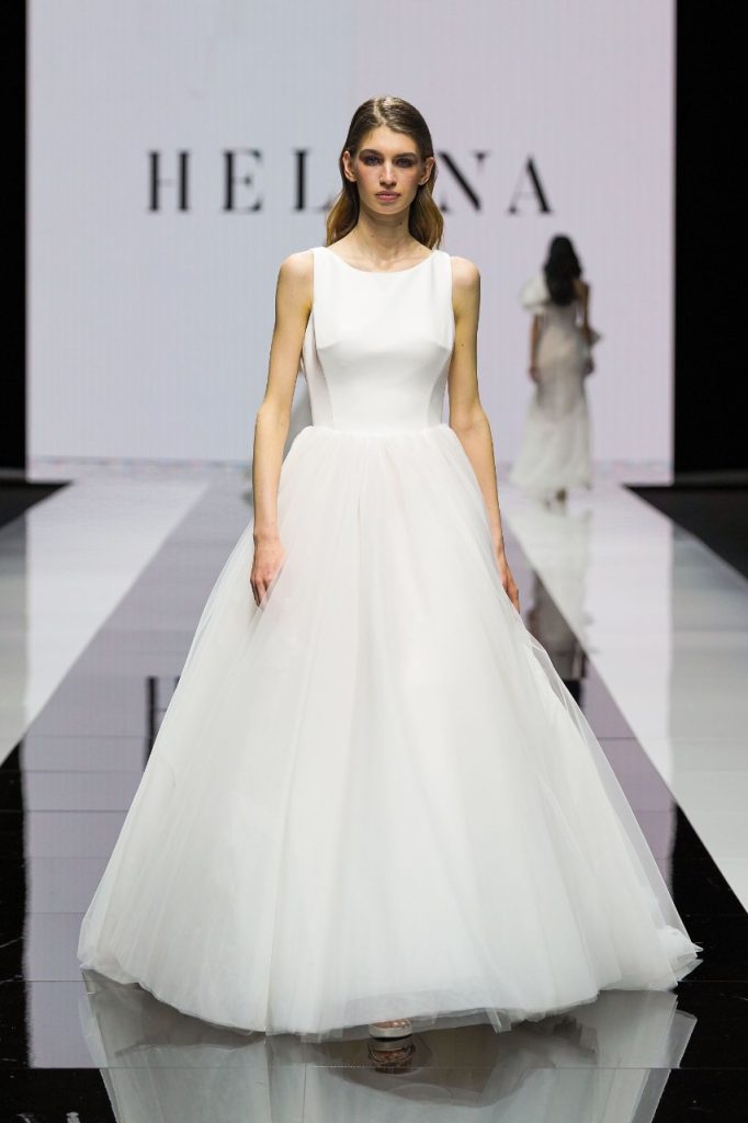 In questa foto la modella indossa un abito da sposa semplice 2023 Helena con gonna di tulle