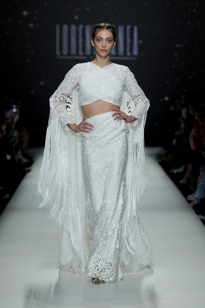 In questa foto la modella indossa un completo sposa con lunghe frange di Lorena Panea 2023.