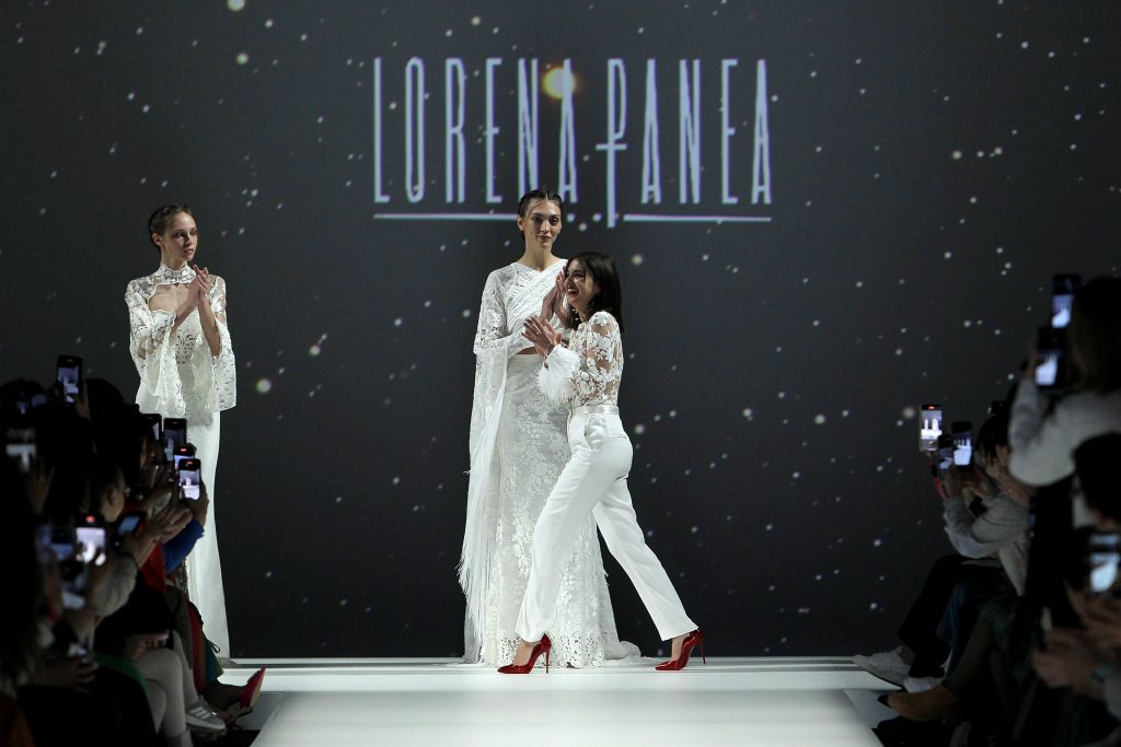 In questa foto la stilista Lorena Panea sulla passerella della Barcelona Bridal Fashion  Week.