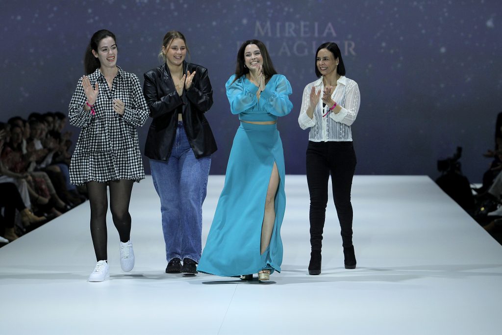 In questa foto la stilista Mireia Balanguer sulla passerella della Barcelona Bridal Fashion  Week.