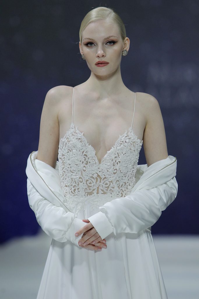 In questa foto al modella indossa un abito con corpetto ricamato di Mireia Balaguer.