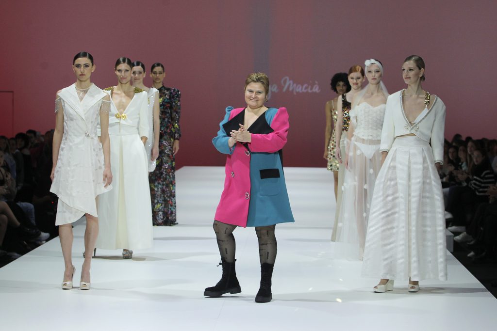 In questa foto la stilista Olga Macià sulla passerella della Barcelona Bridal Fashion  Week.