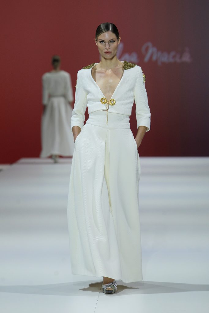 In questa foto la modella indossa un completo giacca e pantalone da sposa di Olga Macià.