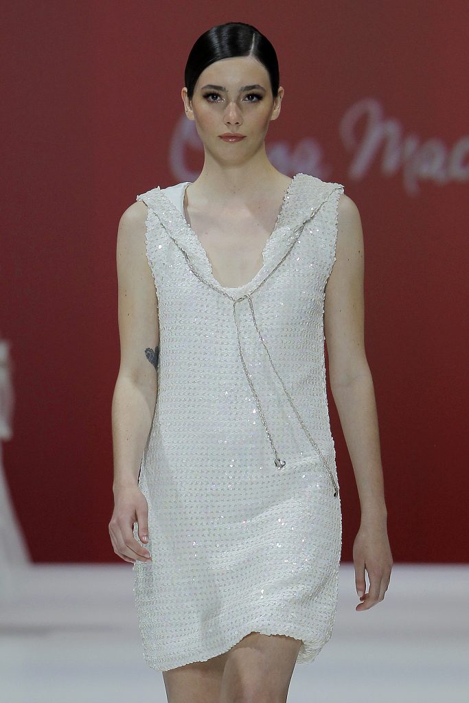 In questa foto la modella indossa un abito da sposa paillettato di Olga Macià.