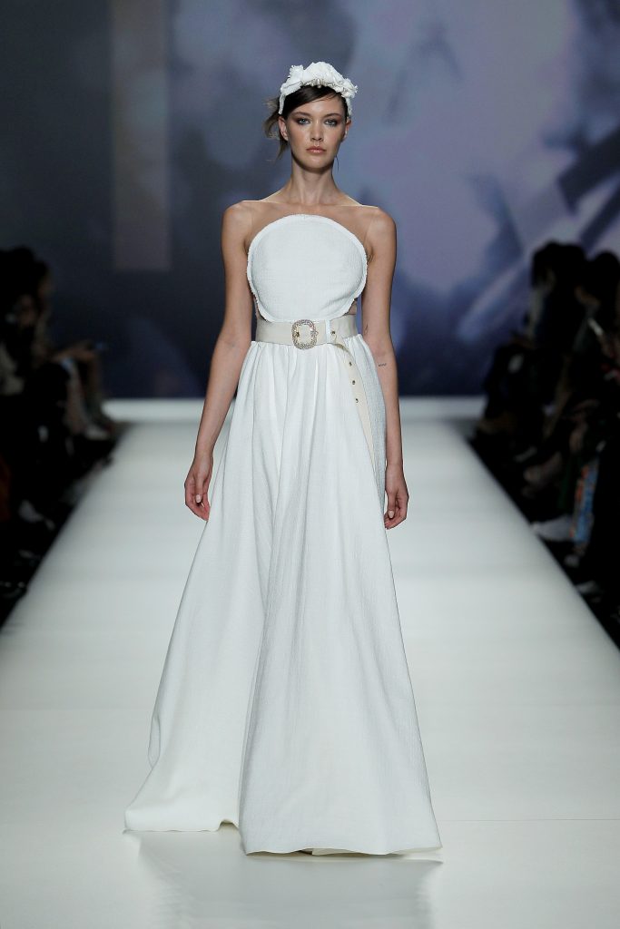 In questa foto la modella indossa un abito da sposa con cinturone di Poesie Spose.