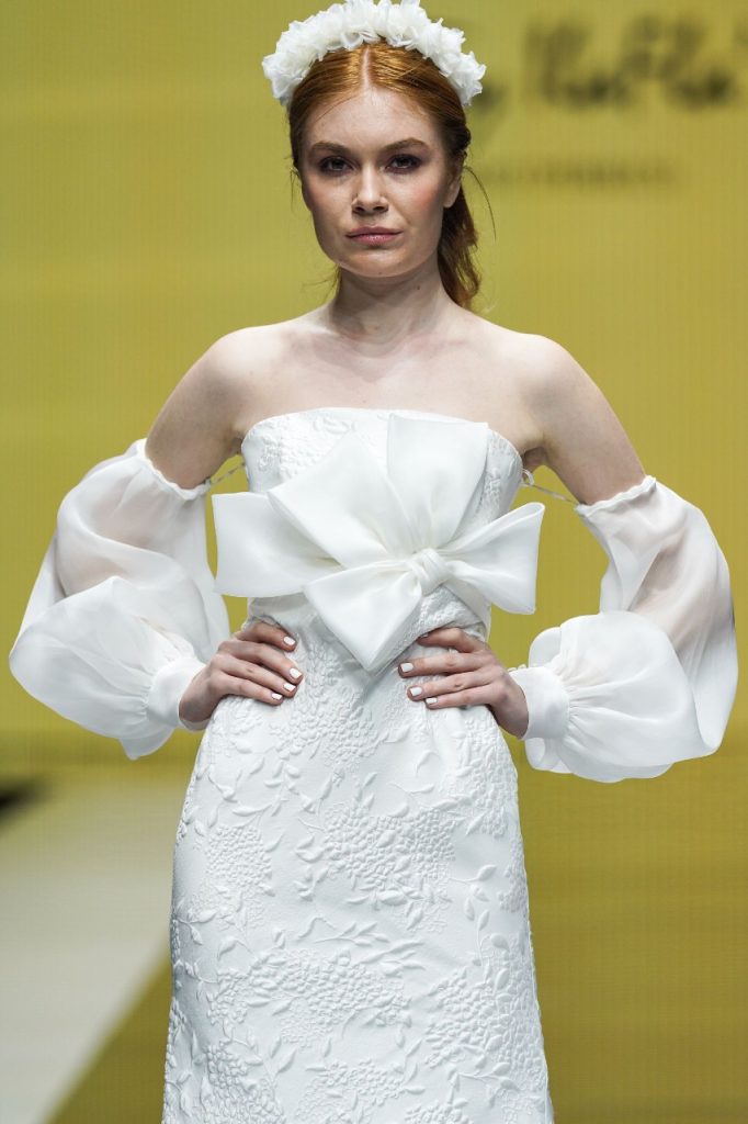 In questa foto la modella indossa un abito da sposa Terry Ilaflà 2023 con maniche balloon removibili.