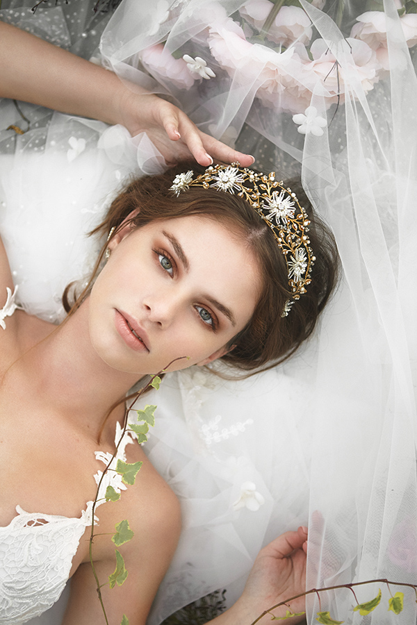 In questa foto una corona da sposa con struttura colore oro e cristalli di Jonida Ripani