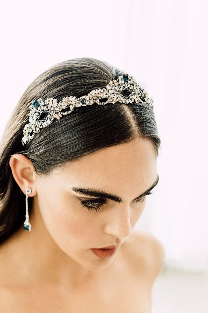 In questa foto un cerchietto da sposa gioiello di Maria Elena Headpieces con cristalli