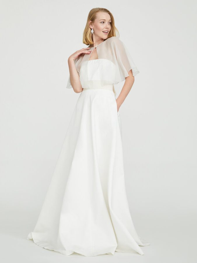 In questa foto una modella indossa un abito scivolato in chiffon con coprispalle abbinato di Max Mara