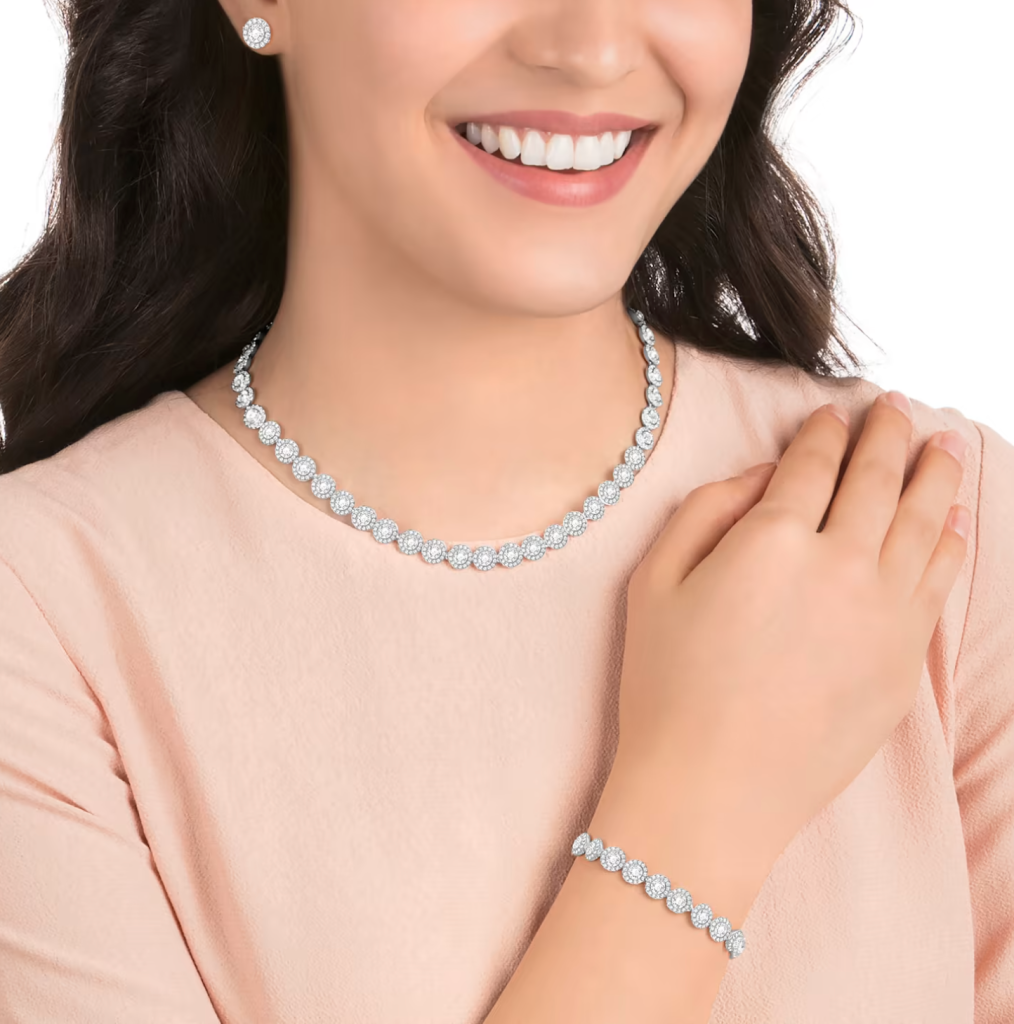 In questa foto una modella indossa una parure da sposa Swarovski con collier, bracciale tennis e orecchini a bottone