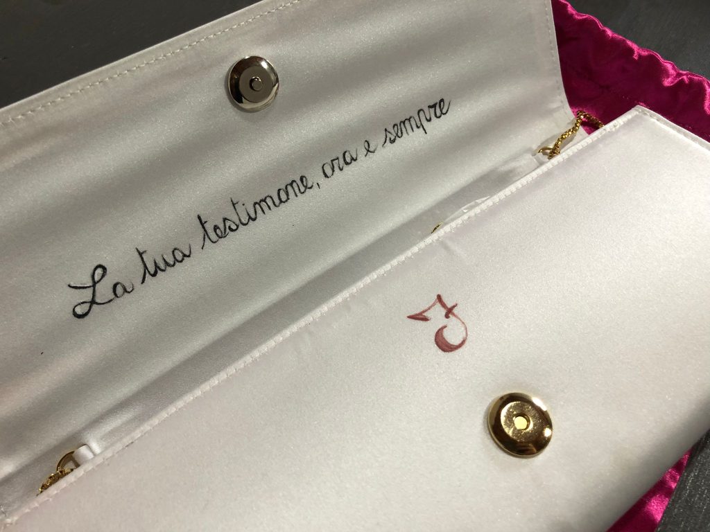 In questa foto il dettaglio di una clutch da sposa dipinta di Chiara Vitale Bridal