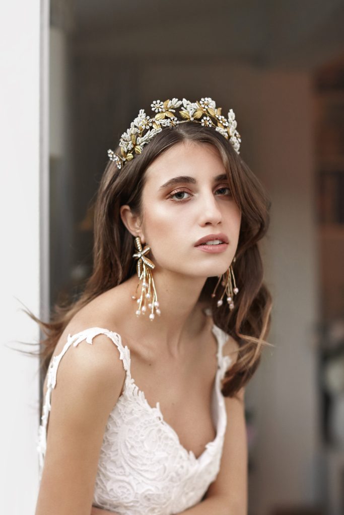 In questa foto una modella con corona di perline e foglie colore oro, tra gli accessori da sposa per capelli più eleganti di Maria Elena Headpieces