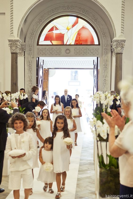 In questa foto il corteo nuziale della sposa. In primo piano è presente il paggetto porta fedi, seguito dalle damigelle bambine. Il corteo si chiude con la sposa all'ingresso della chiesa insieme al papà