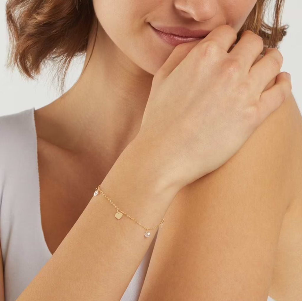 In questa foto una modella indossa un bracciale con charms di Stroili oro