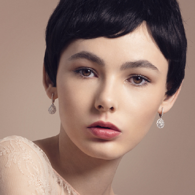 In questa foto una modella indossa orecchini a goccia pendenti di Crivelli gioielli da sposa