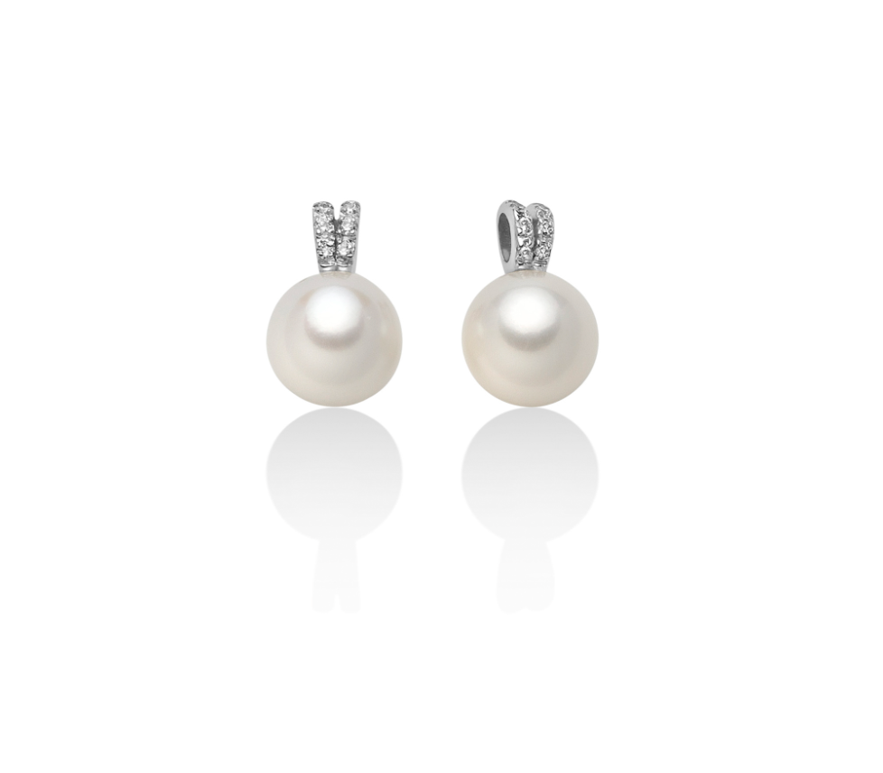 In questa foto orecchini da sposa a bottone con perle e diamanti di Miluna