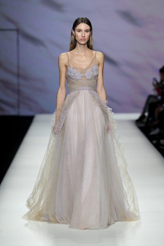 In questa foto la modella indossa un abito da sposa con fiori carta da zucchero.