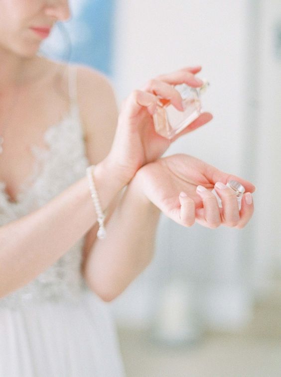 In questa foto il dettaglio di una sposa che si sfrega i polsi dopo aver spruzzato il profumo