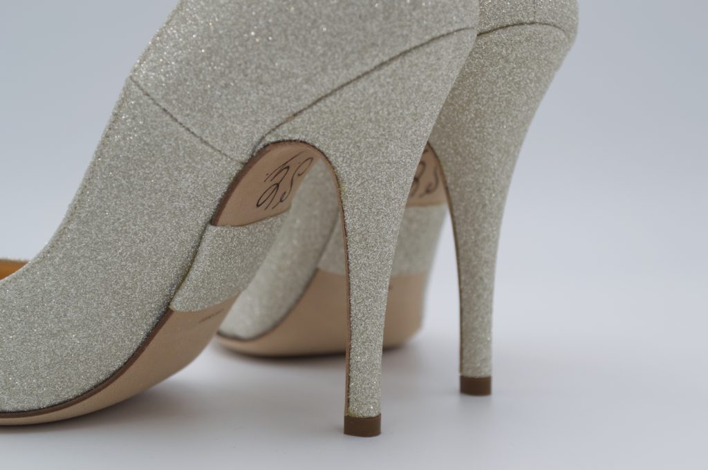 In questa foto scarpe da sposa su misura di Tarcio glitterate con suola pirografata