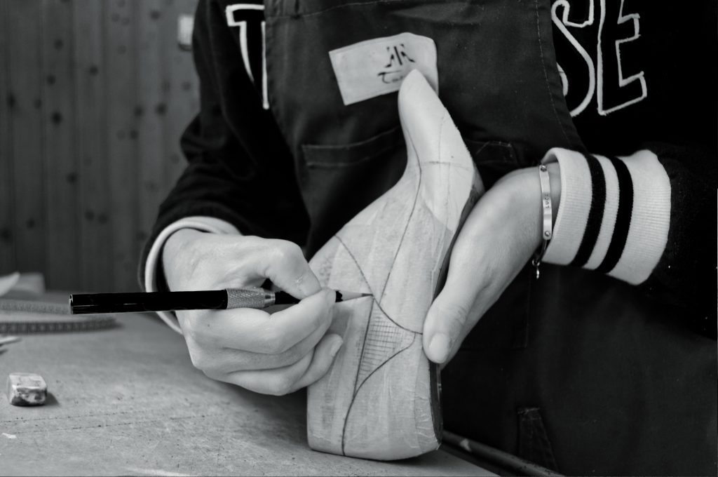 In questa foto un disegno di modello di scarpa sposa su misura di Tarcio