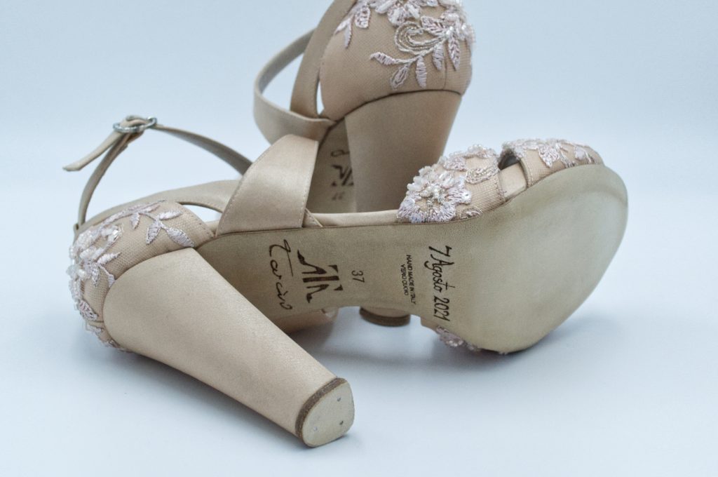In questa foto il dettaglio della pirografia: sulla suola delle scarpe sposa su misura di Tarcio la data del matrimonio