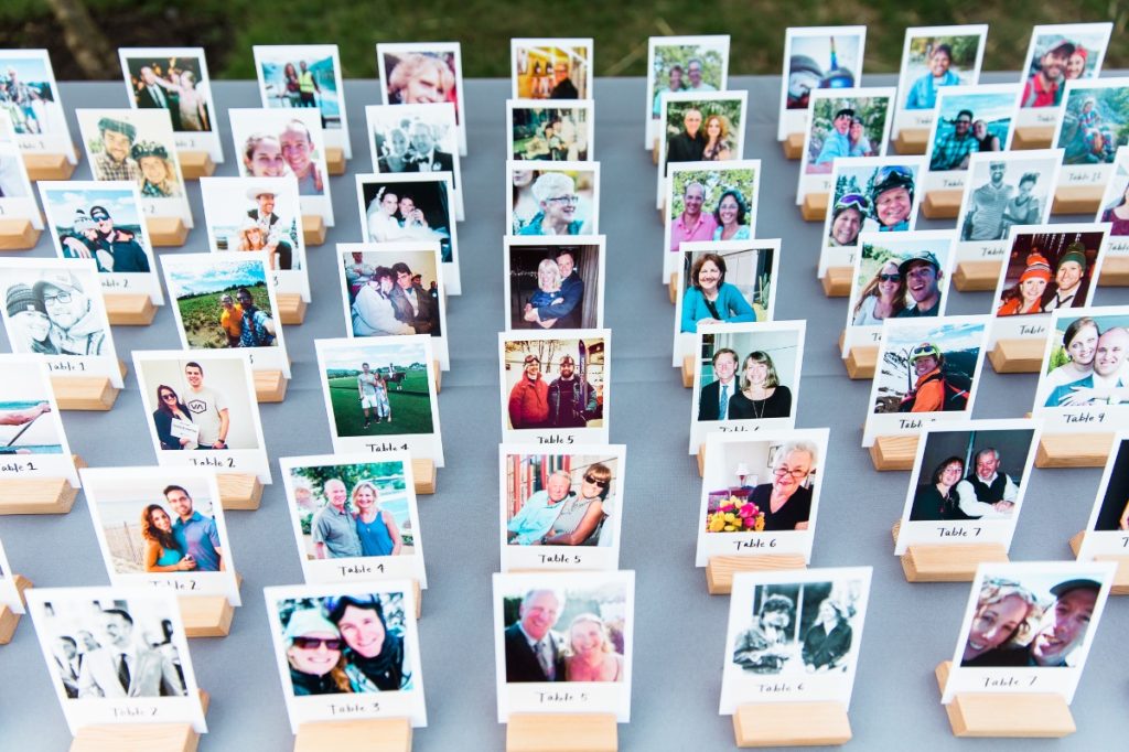 In questa foto segnaposto di matrimonio con foto degli ospiti formato Polaroid