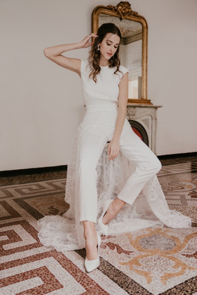 In questa immagine un vestito da sposa con pantaloni di Giuliani Couture