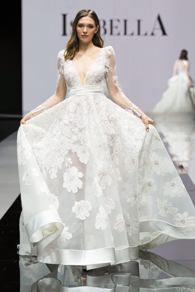 In questa immagine un abito con decorazioni floreali in 3D di Maison Signore, tra le tendenze sposa 2023