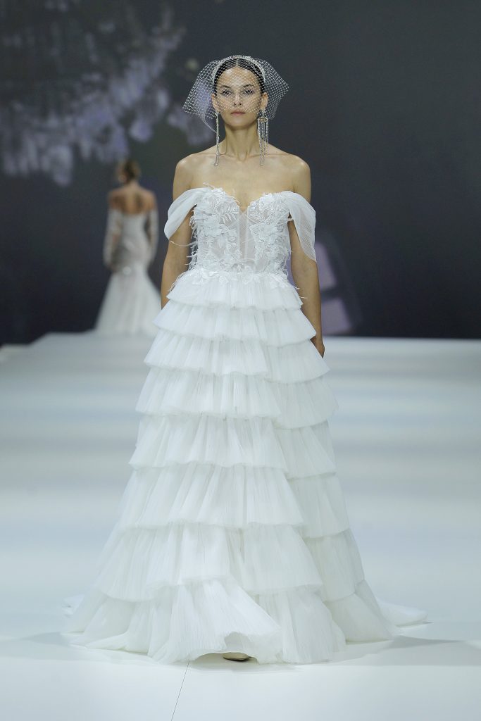 In questa immagine un abito con micro balze di Agnieszka Swiatly, tra le tendenze sposa 2023 