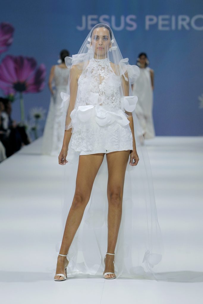 In questa immagine un abito corto del brand spagnolo Jesus Peiro, con applicazioni floreali in 3D