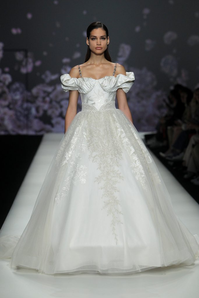 In questa immagine un abito con tessuto brillante della nuova collezione sposa di Vestal