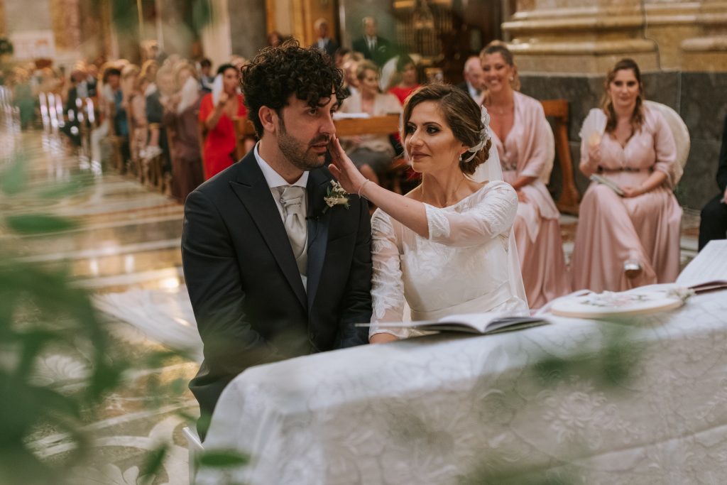 Gli sguardi pieni di amore di Paola Pizzo e Carlo Averna durante il matrimonio