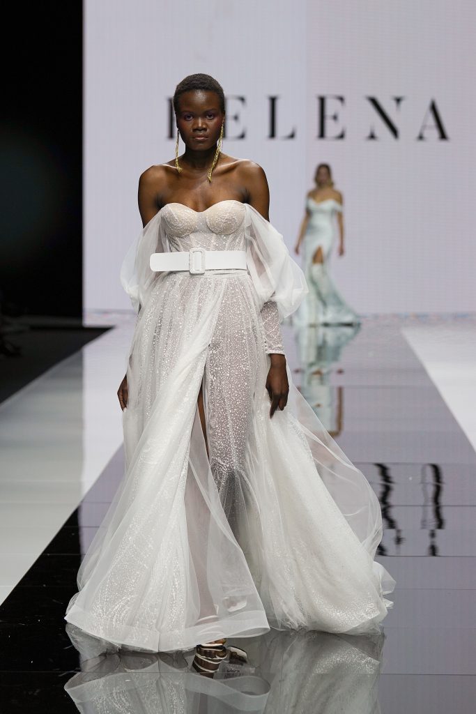 In questa foto la modella indossa un abito da sposa con spacco 2023 Helena.