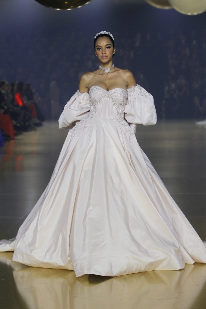 In questa foto la modella indossa un abito da sposa con maniche removibili 2023 a sbuffo Atelier Pronovias.