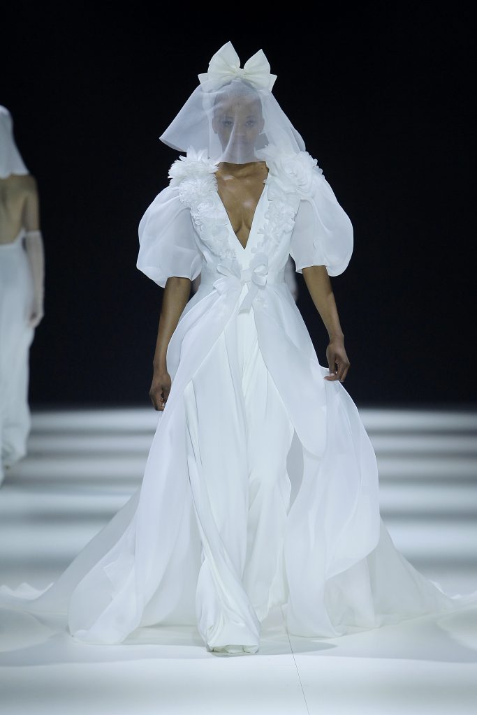 In questa foto la modella indossa un abito da sposa con manica a sbuffo Viktor & rolf 2023.