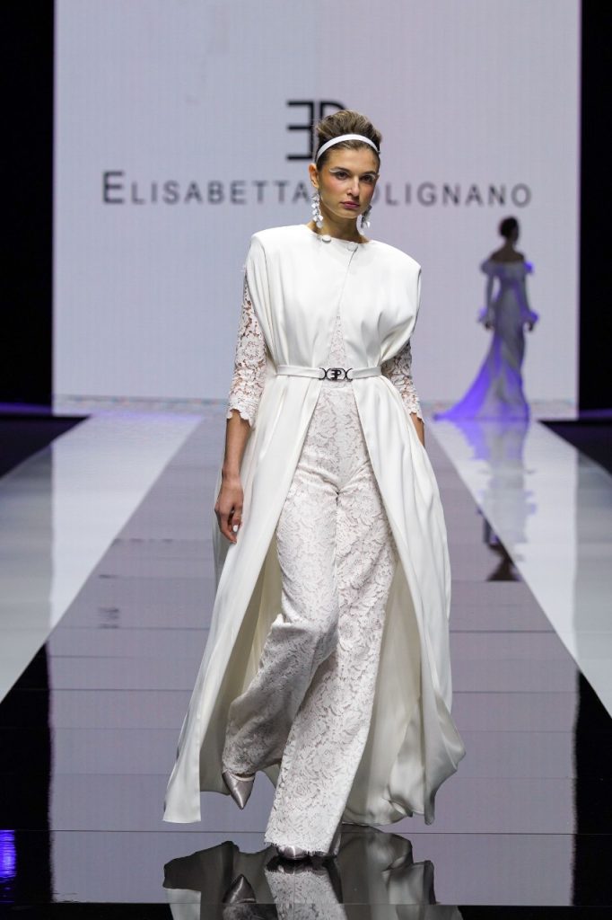 In questa foto la modella indossa un abito da sposa con pantaloni di pizzo Elisabetta Polignano 2023.